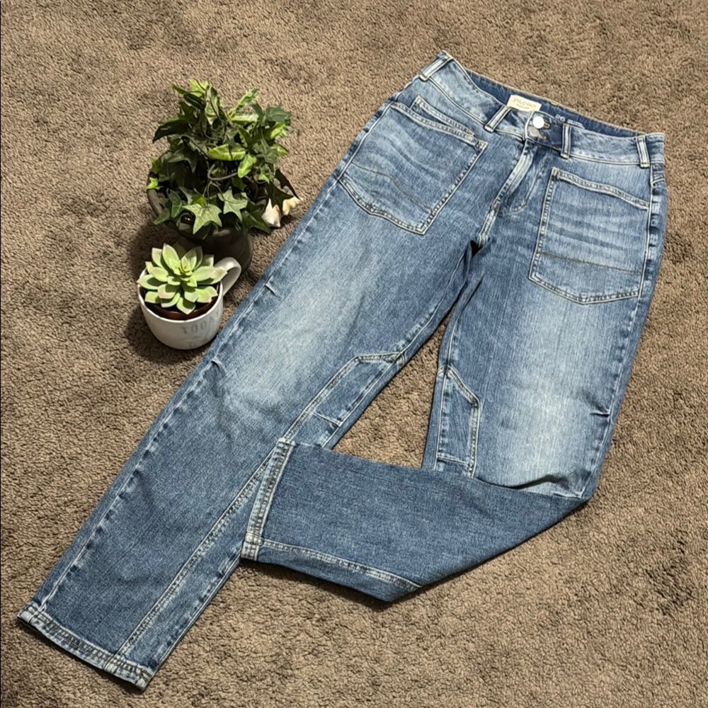 Pilcro”The Wanderer”Jeans-26-Mid Rise Relaxed Style-Med Wash/Light Distressing